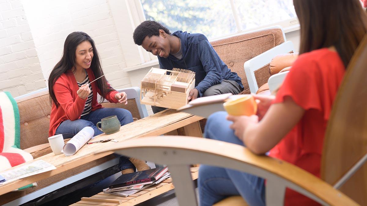 两个国际学生正在制作一个建筑模型